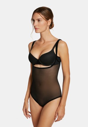 Svart bodysuit med genomskinligt meshmaterial, formar koppar, breda axelband och en rundad halsringning; slät textur med minimalt av hårdvara.