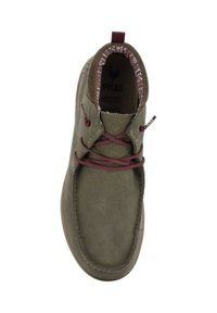 Scarpa in camoscio verde oliva con punta arrotondata, suola in gomma marrone, lacci color granato e fodera interna con motivo. Include un piccolo anello sul tallone per facilitarne la calzata.