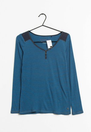 Camicia a maniche lunghe a righe blu con scollo rotondo, dettagli scuri sulle spalle e una chiusura con tre bottoni. Tessuto morbido, design casual.