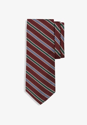 Cravatta color bordeaux con strisce diagonali in verde, azzurro chiaro e bianco, piegata ordinatamente su uno sfondo bianco.