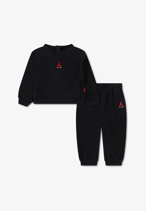 Czarny dres dziecięcy z bluzą z długim rękawem i spodniami typu jogger, oba z małymi czerwonymi logo Jumpman Air Jordan z przodu.