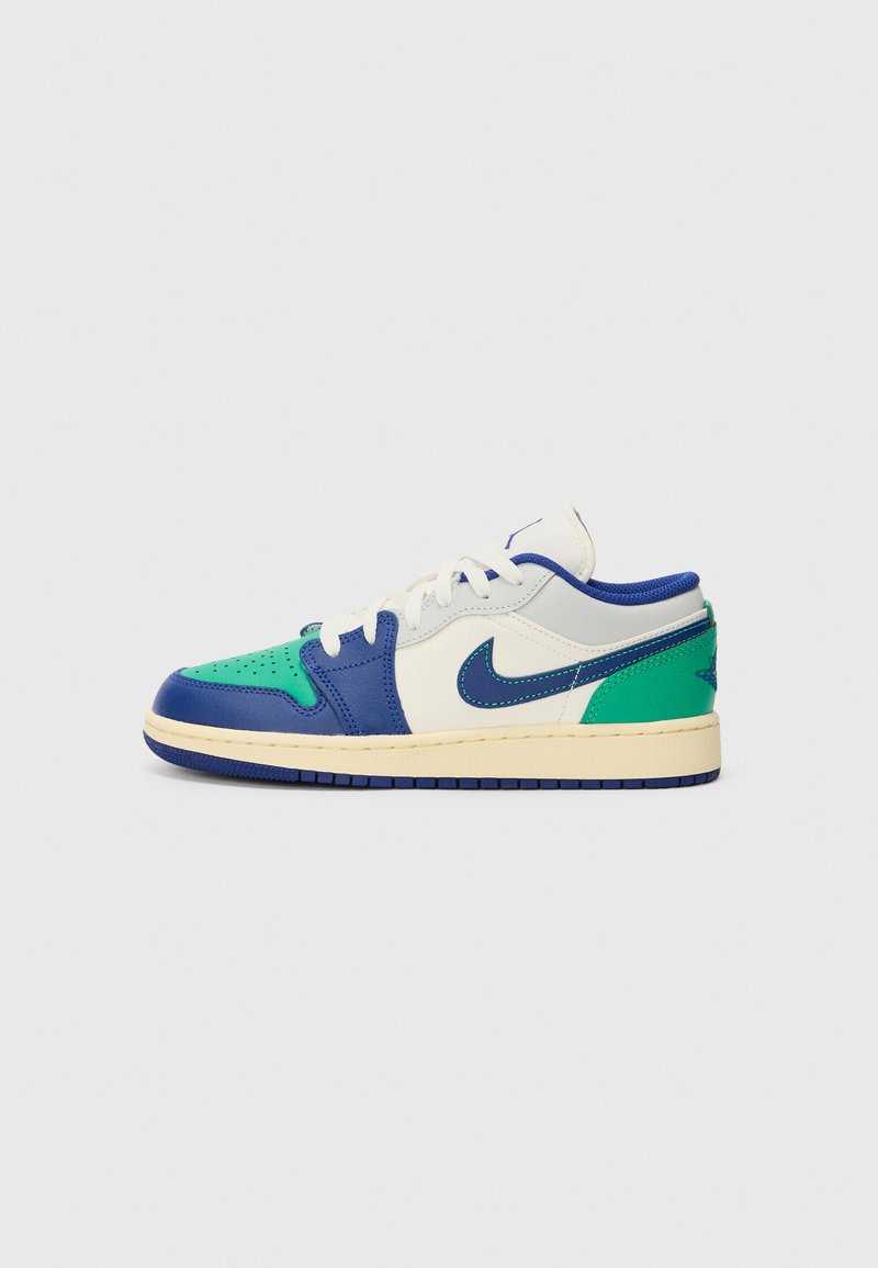 Sneaker basso con un design in materiali misti nei colori blu, verde e bianco. Presenta una punta testurizzata, chiusura con stringhe e suola in gomma color crema.