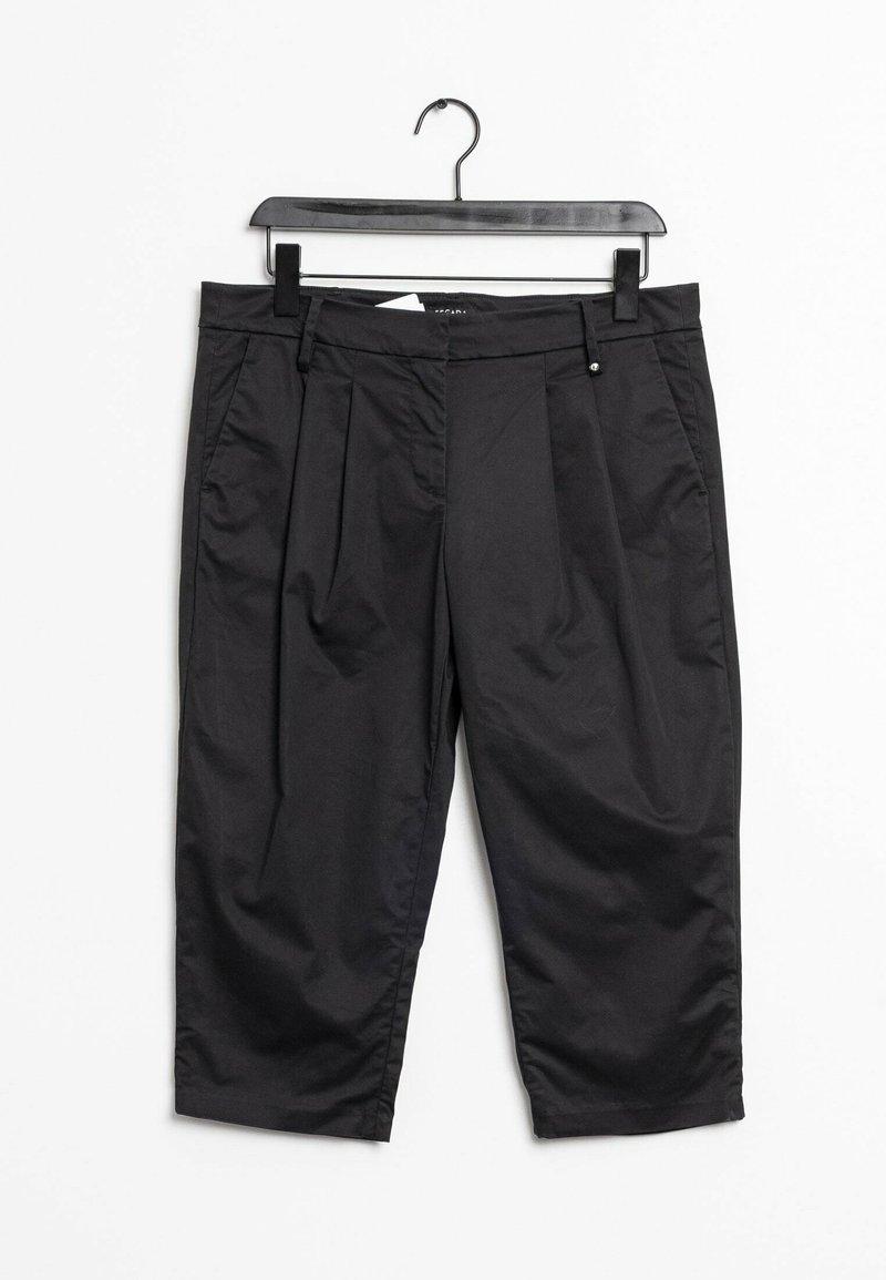 Pantalons noirs courts avec plis, fabriqués en tissu lisse. Dotés d'une taille ajustée et de passants de ceinture, suspendus sur un cintre en plastique noir.