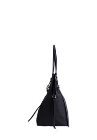 Bolso de cuero negro con forma triangular, que presenta una textura lisa, correas largas y acentos de hardware plateado. Ideal para el uso diario.