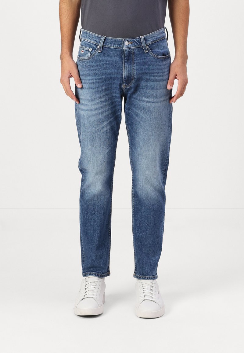 Tommy Jeans - DAD TAPERED - Vaqueros boyfriend - denim dark, Ampliar