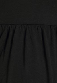 Musta kangas, jossa on kokoontunut pinta, korostaa virtaavaa muotoilua. Silkkinen pinta, joka laskeutuu pehmeästi ja on tasavärinen.