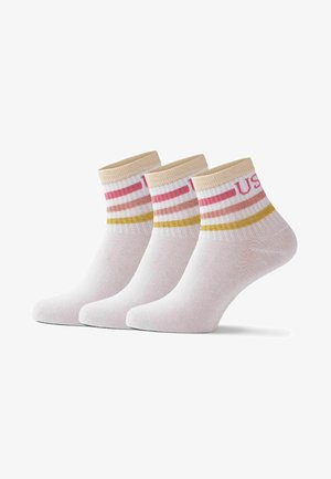 Drei Paare Knöchelsocken in Hellrosa mit braunen, rosa und gelben Streifen. Hergestellt aus einem weichen, elastischen Material mit gerippten Bündchen.