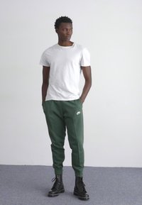 Nike Sportswear CLUB JGGR - Joggebukse - fir/white
