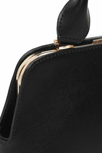 Borsa a mano in pelle nera con una texture liscia, un fermo in tonalità dorata e bordi arrotondati per una forma strutturata. Cuciture interne visibili.