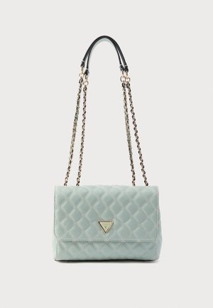 Sac à épaule matelassé vert clair avec plaque logo triangulaire dorée et doubles chaînes et bandoulières en cuir sur fond blanc.