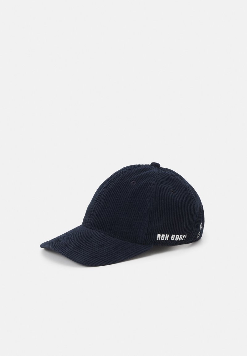 Casquette de baseball en velours côtelé bleu marine avec visière incurvée et broderie blanche "RON DORFF" sur le côté, présentée sur fond blanc.