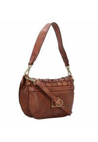 Bolso de mano de cuero marrón con un diseño de parte superior trenzado, forma redondeada, herrajes de metal y una correa ajustable. Superficie texturizada con acentos.
