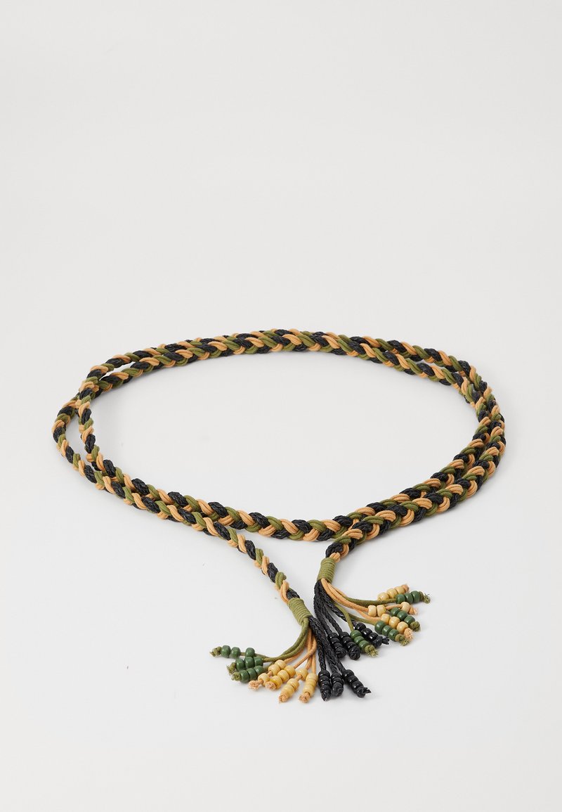 Ceinture tressée fabriquée en matériau synthétique vert, noir et jaune, avec des franges décoratives en perles vertes et jaunes à chaque extrémité.