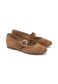 Ballerine in pelle scamosciata marroni con punta arrotondata, cinturino regolabile con fibbia in argento e tacco basso. Fodera interna liscia.