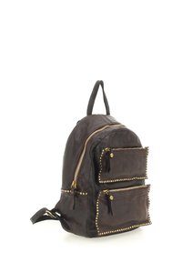 Zaino in pelle marrone scuro con dettagli a borchie dorate, due tasche frontali con zip e una maniglia superiore. Presenta spallacci regolabili.