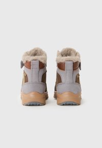 Mid-cut støvler med grå suede og brune lærdetaljer, med myk pelsforing øverst, teksturerte mesh-paneler og gummisåler.