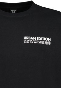 Schwarzes Baumwoll-T-Shirt mit weißem Text: "URBAN EDITION", "DAS SUBLEVEL KLEIDUNGS-MARKE" und "NUR DIE WAHREN". Rundhalsausschnitt.