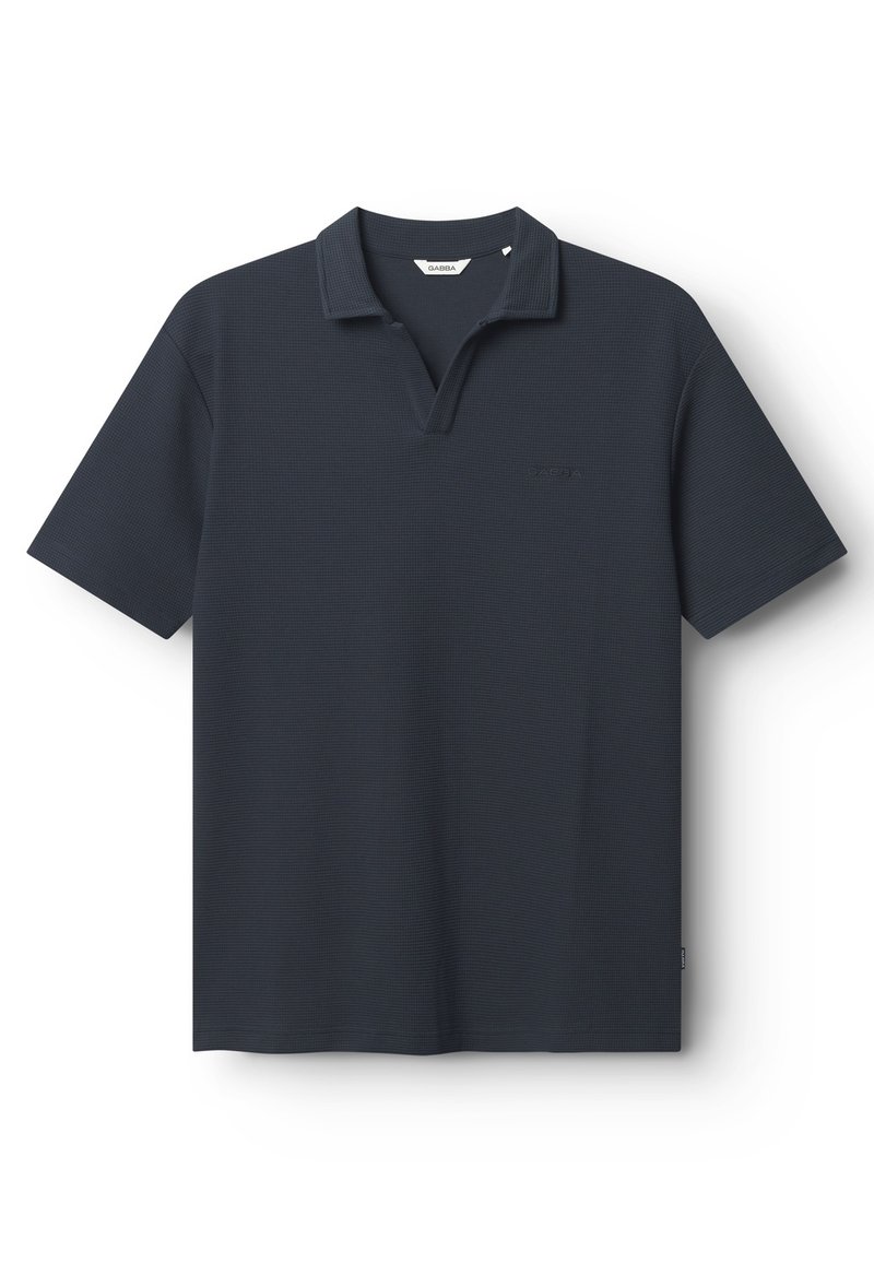 Tmavomodrá polokošeľa s krátkymi rukávmi, ktorá má rebrovaný golier a jemné logo na hrudi, vyrobená z texturovaného materiálu.