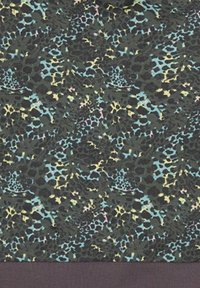 Tejido oscuro con un patrón abstracto de flores y estampado de leopardo en tonos apagados de azul, amarillo y rosa.