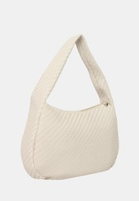 Borsa a tracolla beige intrecciata con forma curva e una sola tracolla. Presenta una chiusura con zip sulla parte superiore e una superficie testurizzata per una presa migliore.