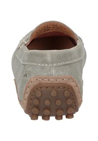 Graue Wildleder-Slipper mit einer abgerundeten Zehenpartie, kontrastierender, tanfarbener Gummisohle mit strukturierten Punkten und Detailnähten an den Rändern.