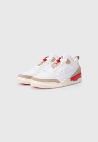 Sneakerid, millel on valge võrkkate, pruuni seemisnahaga aktsendid, punane detail, tekstuuritud beež varbaosa ja nähtav õhuk cushion tallas.