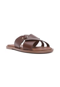 Sandales à glissière en cuir marron avec design à bout ouvert, présentant des brides superposées et une semelle intérieure texturée sur une semelle plate. Détail métallique simple.