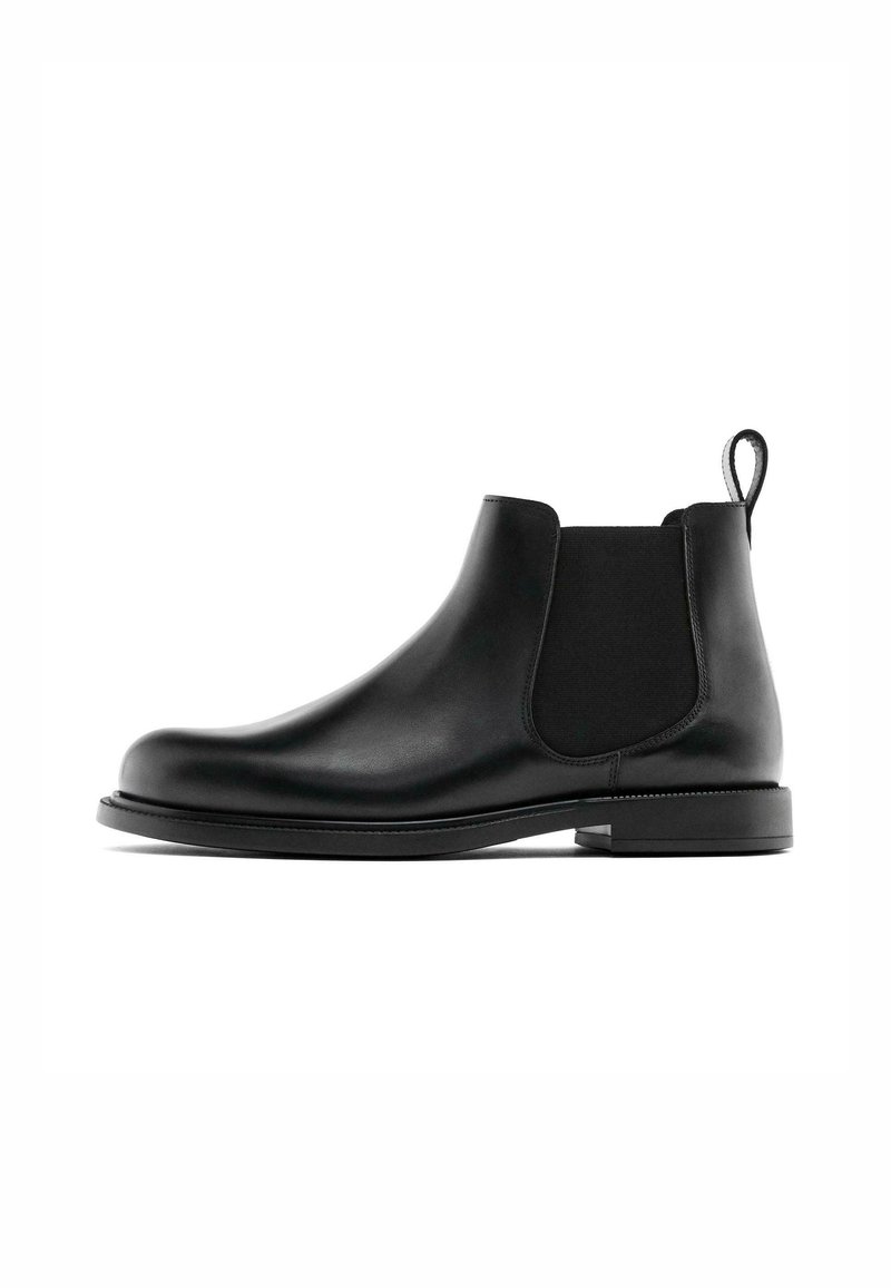 Schwarze Leder-Chelsea-Stiefel mit elastischen Seitenpaneelen, einer abgerundeten Zehenpartie und einer Schlaufe auf der Rückseite. Glatte Oberfläche und robuste Gummisohle.