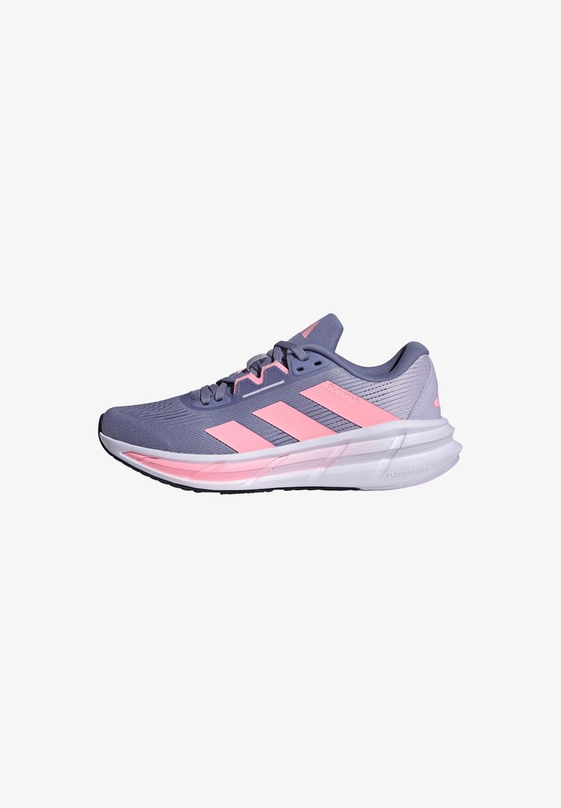 Zapatilla deportiva en púrpura y rosa con parte superior de malla ligera, diseño de tres franjas, cuello acolchado y una gruesa entresuela blanca.