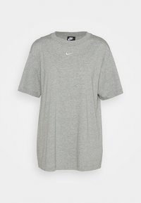 Grå kortärmad t-shirt i mjukt material, med rund halsringning och en liten vit Nike-logga på bröstet.