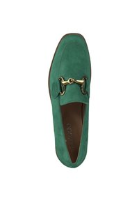 Gröna mocka slip-on-skor med rund tå, som har en detalj i guldtonad metall framtill och en brun sula.