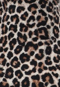 Tejido con estampado de leopardo que presenta un fondo marrón claro con manchas negras, creando una superficie texturizada que se asemeja al pelaje.