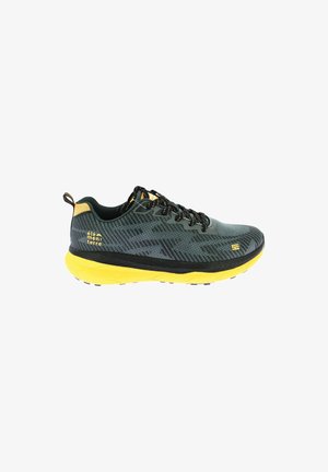 Chaussure de course gris foncé et jaune avec des lacets noirs et un motif texturé, avec le texte « élément terre » sur le côté.
