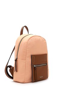 Sac à dos en nylon pêche de forme arrondie, avec une poche avant en cuir brun, une fermeture éclair en argent et des bretelles ajustables. Texture lisse, couture minimaliste.