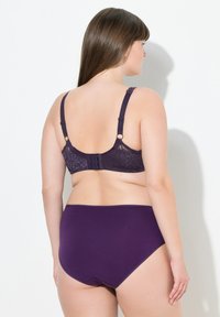 Paarse lingerie set met een bh met kant aan de achterkant, verstelbare bandjes en een haak-en-oogsluiting, gecombineerd met high-waisted slipjes.