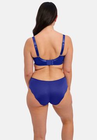 Soutien-gorge bleu et culottes taille haute assorties présentées. Le soutien-gorge a des bretelles réglables et une fermeture à agrafe. Tissu lisse et extensible.