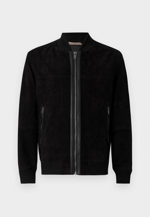 Schwarze Wildleder-Bomberjacke mit einem Frontreißverschluss, gerippten Bündchen und Saum, seitlichen Reißverschlusstaschen und einem Kragen. Glatte Oberfläche, minimalistische Gestaltung.