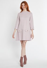 Rosa und lavendelkarierte Kleider mit Dreiviertelärmeln, zwei Fronttaschen und goldenen Knopfdetails. Glattes Gewebe; A-Linienform.