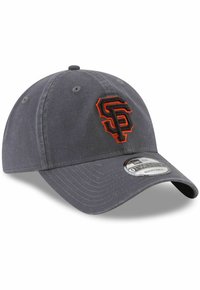 Grau Baseballcap aus Baumwolle, mit einem gestickten orangen "SF"-Logo auf der Vorderseite, gebogenem Schild und einem verstellbaren Riemen hinten.