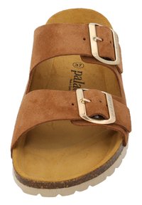 Bruna mocka sandaler med två justerbara remmar och en beslag i guldton. Höjd sula med ett ljusbrunt foder och en texturerad yttersula. Storlek 37.