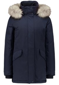 Parka de invierno azul marino con capucha con borde de piel, cuello alto, botones frontales y bolsillos con solapa en ambos lados.