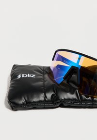 Αθλητικά γυαλιά ηλίου με μπλε και πορτοκαλί ανακλαστικούς φακούς που ακουμπούν σε μια μαύρη επενδεδυμένη θήκη με το λογότυπο «bliz».