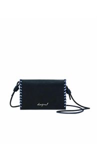 Schwarze Kunstledertasche mit blauen genähten Akzenten, rechteckiger Form, verstellbarem Trageriemen und einer geschwungenen "designed"-Textdetail auf der Vorderseite.