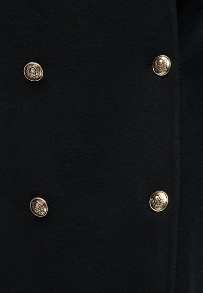 Μαύρο μάλλινο παλτό με τέσσερα χρυσά κουμπιά, το καθένα με ανάγλυφο σχέδιο κρανίου και λουλουδιών.
