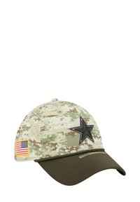Tarnkappen in Grün- und Beigetönen, mit einem gestickten schwarzen Stern und einem kleinen amerikanischen Flaggenpatch an der Seite.