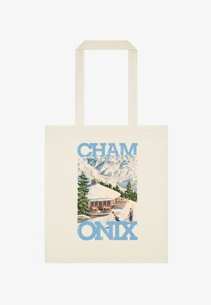 Canvas-tote med vintage-stil sneklædt bjerglodgescene, skiløbere, fyrretræer og blå tekst "CHAMONIX."
