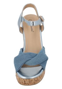 Sandalo in tessuto blu con design intrecciato, dettagli in argento e zeppa in sughero. Cinturino alla caviglia regolabile per una vestibilità sicura.