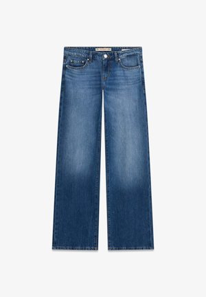 Jeans blu a gamba larga in denim con cinque tasche, chiusura con bottone e leggero scolorimento sulla parte anteriore delle cosce, con etichetta GUESS nella cintura interna.