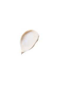 Krämig, off-white kosmetisk produkt i en slät droppform med en blank yta och subtil genomskinlighet mot en enfärgad bakgrund.