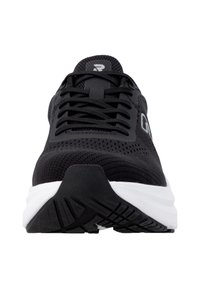 Chaussure de sport noire avec tige en mesh, lacets noirs, semelle intermédiaire blanche et semelle extérieure noire texturée vue de face, centrée.